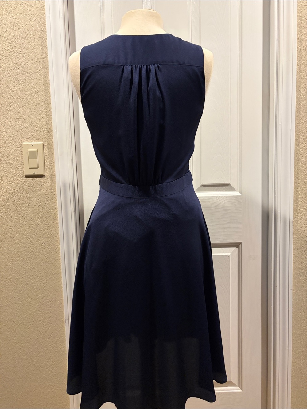 Banana Republic Dark Navy V-Neck Sleeveless Fit-and-Flare Dress size 6 like new - Picture 8 of 10